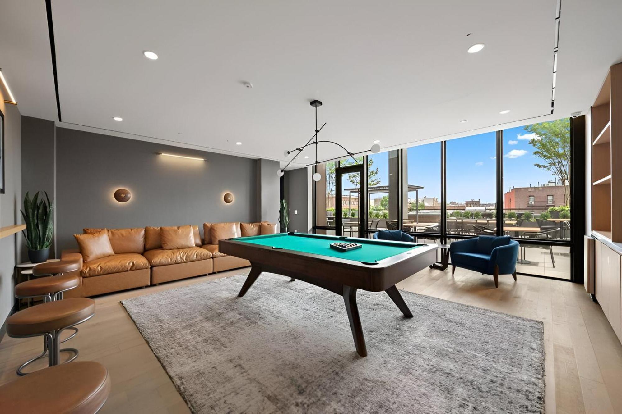 Luxury Meets Comfort Upscale In Brooklyn Appartement
